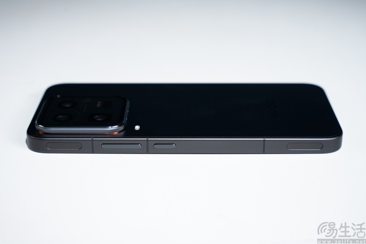 iqoo 15 ultra首测：开创头部品牌“游戏超大杯”时代