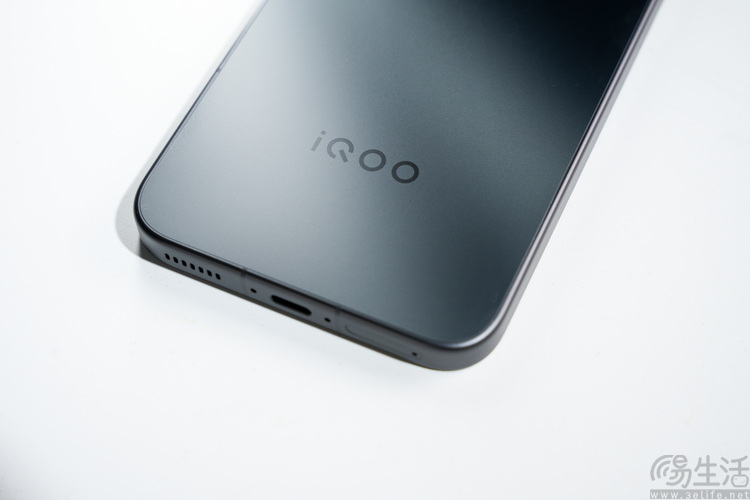 iqoo 15 ultra首测：开创头部品牌“游戏超大杯”时代