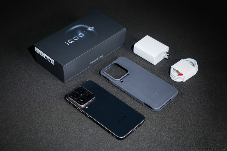 iqoo 15 ultra首测：开创头部品牌“游戏超大杯”时代