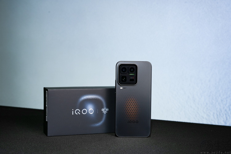 iqoo 15 ultra首测：开创头部品牌“游戏超大杯”时代