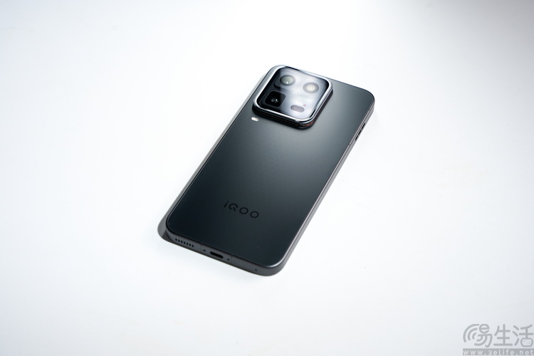 iqoo 15 ultra首测：开创头部品牌“游戏超大杯”时代