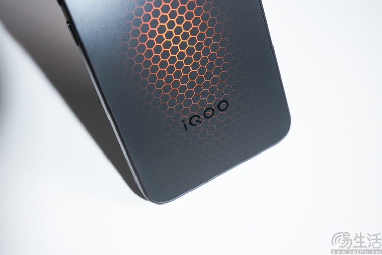 iqoo 15 ultra首测：开创头部品牌“游戏超大杯”时代