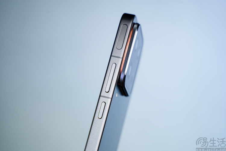 iqoo 15 ultra首测：开创头部品牌“游戏超大杯”时代