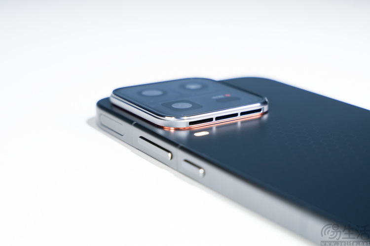 iqoo 15 ultra首测：开创头部品牌“游戏超大杯”时代