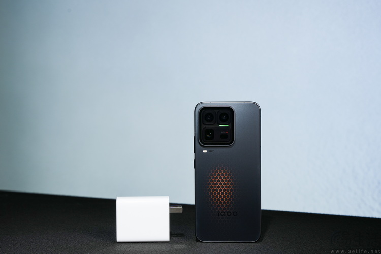 iqoo 15 ultra首测：开创头部品牌“游戏超大杯”时代