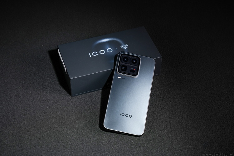 iqoo 15 ultra首测：开创头部品牌“游戏超大杯”时代