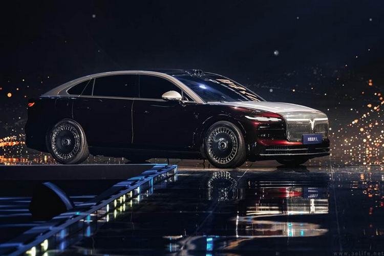 双旗舰车型同发，岚图再次担纲中式造车领军者