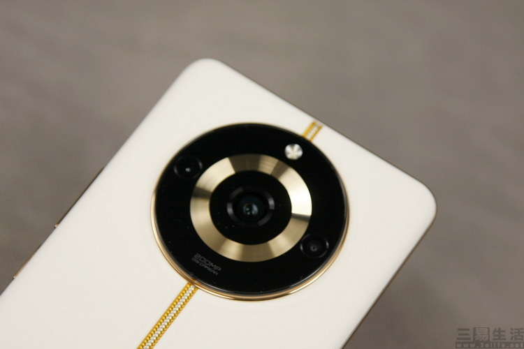 告别“单摄羞耻”，可能是性能向手机接下来的关键